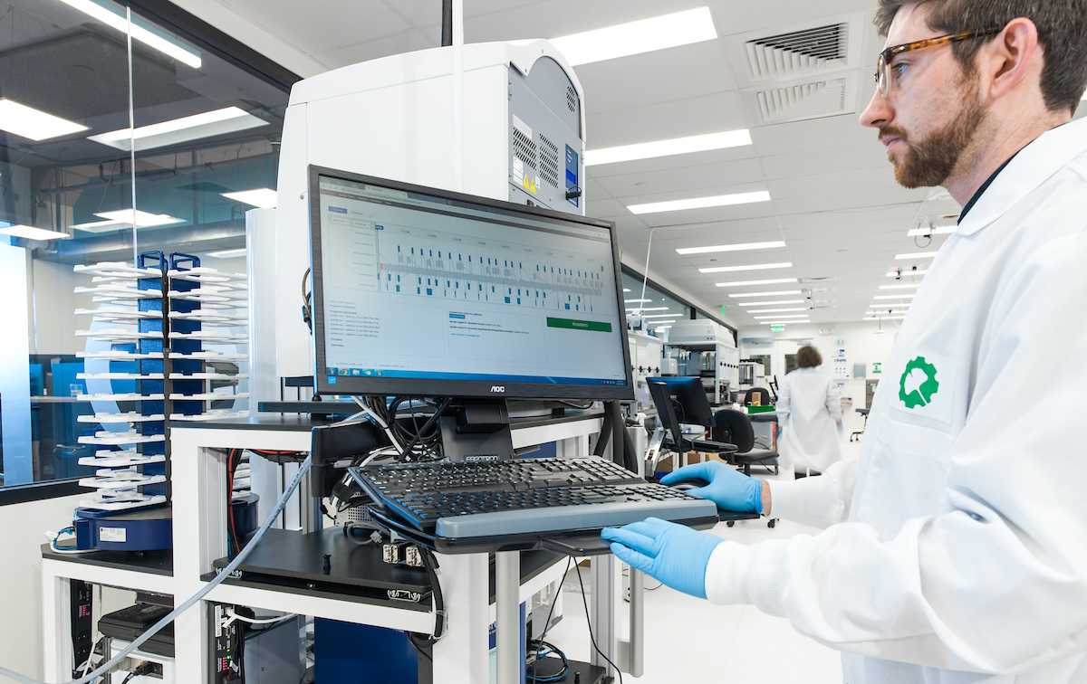 A scientist at Ginkgo Bioworks uses the Transcriptic dashboard in one of their on-premise biology foundries.