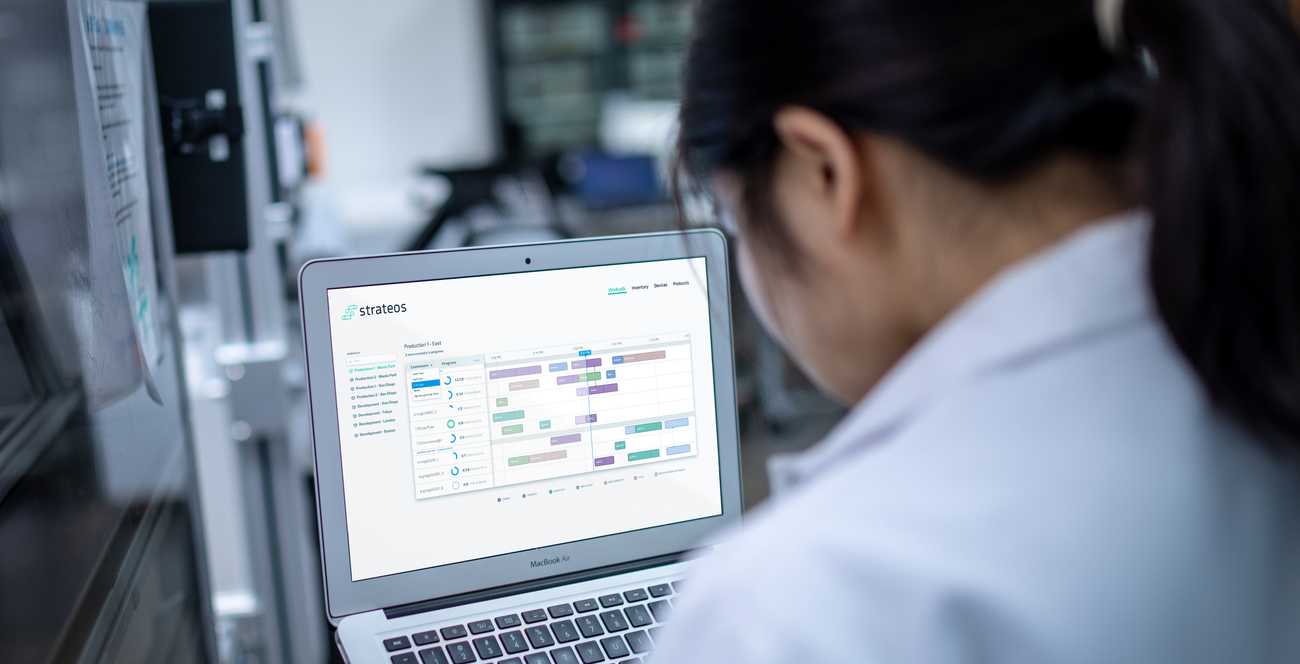 A Strateos Scientist launching a customer's experiment using the TCLE Dashboard.